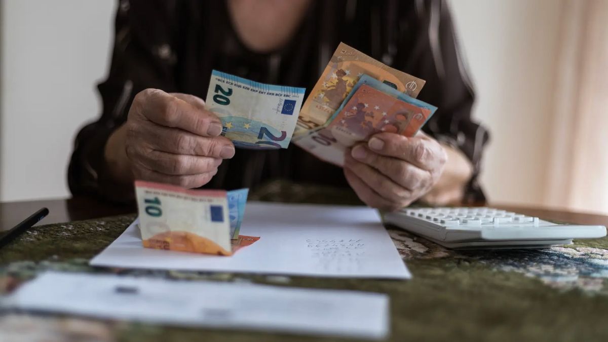 Pensión no contributiva 2025 mujer calculando pensión