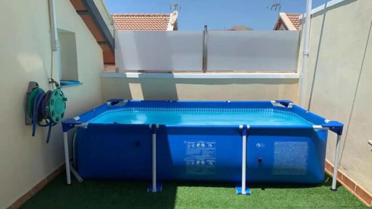 Piscina desmontable en una terraza