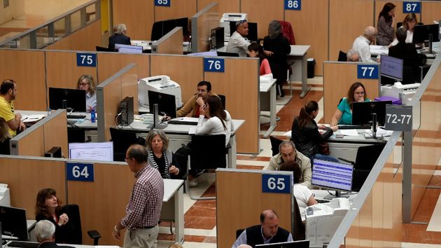 El Gobierno propone suspender de empleo y sueldo hasta 30 días a los funcionarios que lleguen tarde a trabajar
