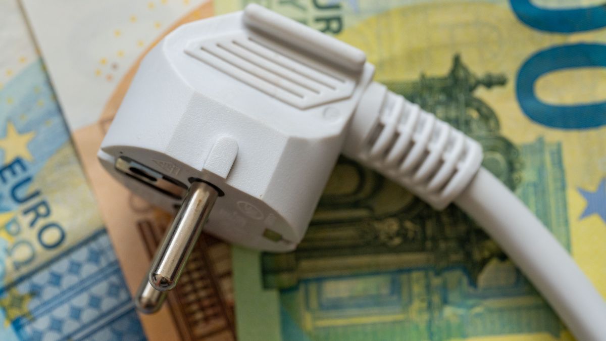 Un enchufe sobre billetes de euro Un enchufe sobre billetes de euro