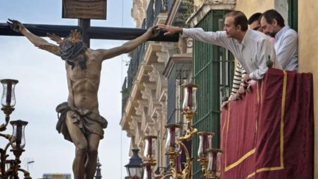 Hacienda puede multar a los propietarios de viviendas que alquilen sus balcones en Semana Santa saltándose este trámite