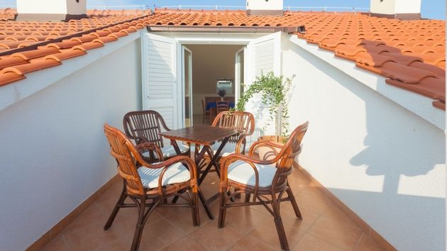 La comunidad de vecinos puede prohibirte cambiar el suelo de la terraza esta primavera