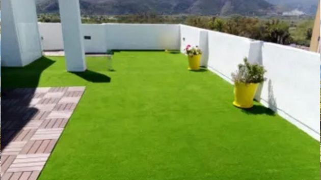 Leroy Merlin da la bienvenida a la primavera rebajando su invento más buscado para aislar del calor y dar estilo a la terraza