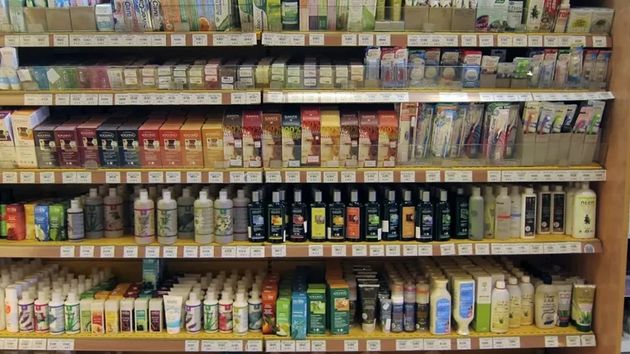 Esta famosa marca de cosméticos retira un producto en Estados Unidos porque es cancerígeno: ¿hay riesgo en España?