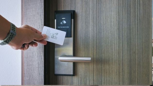 Esto es lo primero que debes hacer al llegar a una habitación de hotel