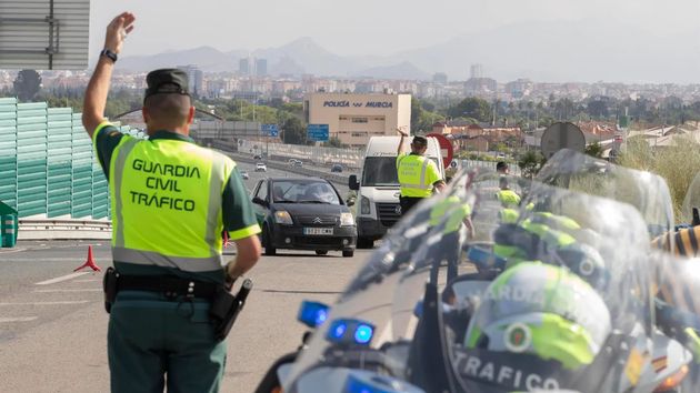 La DGT aumenta el control por radares móviles para este fin de semana: ¿Cómo evitar las multas?