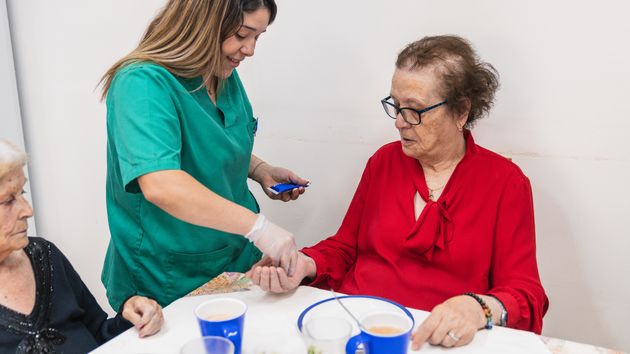Una madre desahucia a su hija por ocupar su casa tras ingresar en una residencia con Alzheimer