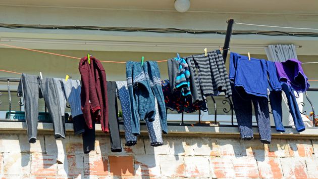 El motivo por el que tienes que dejar de secar la ropa en tendederos exteriores: puede afectar gravemente a tu salud