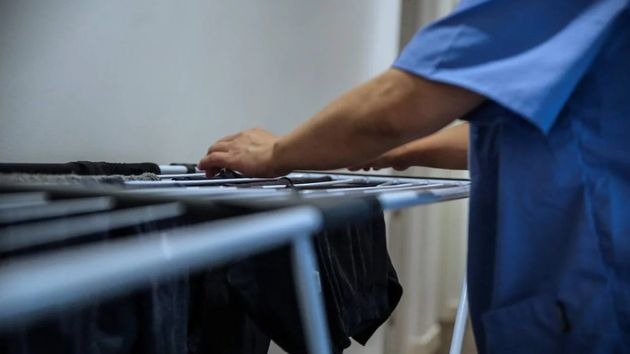 Una empleada de hogar es cazada trabajando en secreto en otra casa mientras está de baja y la justicia le da la razón: deben indemnizarla