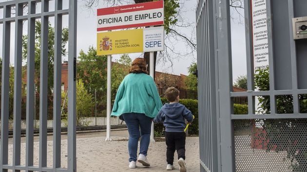 El SEPE quita el subsidio para mayores de 52 años a una mujer y la obliga a devolver 7.302,20 euros por no informar de una herencia
