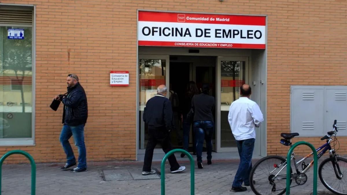 Varias personas en una oficina del SEPE Varias personas en una oficina del SEPE
