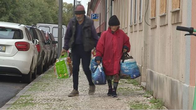 Una pareja de jubilados sobrevive en la calle con 700 euros al mes: fueron desalojados para convertir su casa en un piso turístico