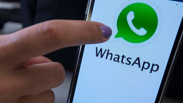 Coge el móvil de una empleada, se envía mensajes de un grupo de WhatsApp que tenía con otras y es condenada a pagar 2.000 € a cada una