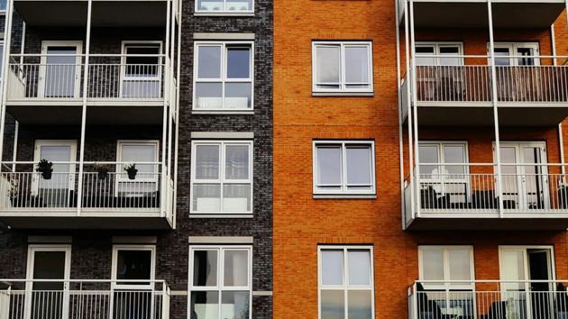 Hereda la mitad de una vivienda y el resto de herederos le denuncia: la justicia valida los 18.086 euros y la escritura notarial como prueba de pago