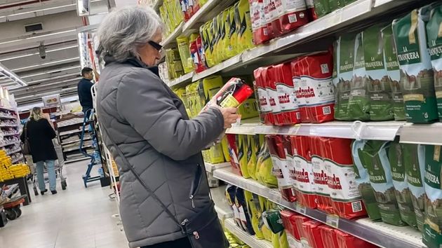 Una empleada comparte un video por WhatsApp y multan al supermercado con 20.000 euros: salía una clienta