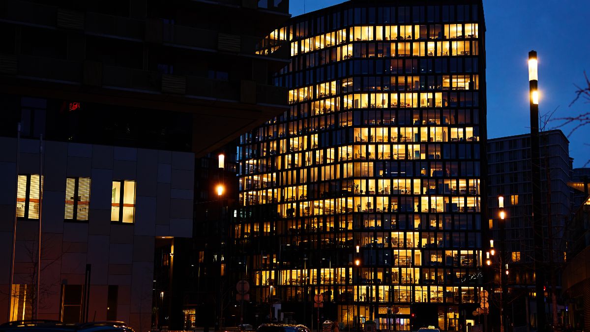 Precio de la luz miércoles 28 de mayo 2025 Ventanas con la luz encendida en un edificio