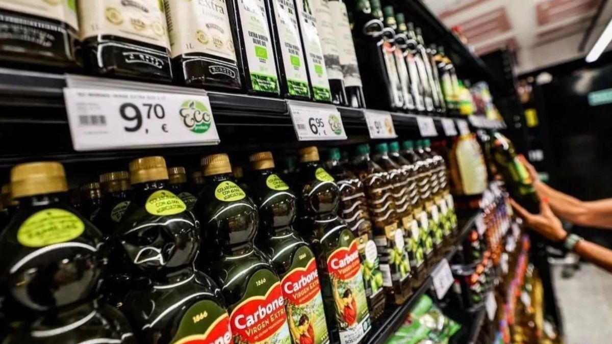 Aceite de oliva en una estantería de supermercado. Aceite de oliva