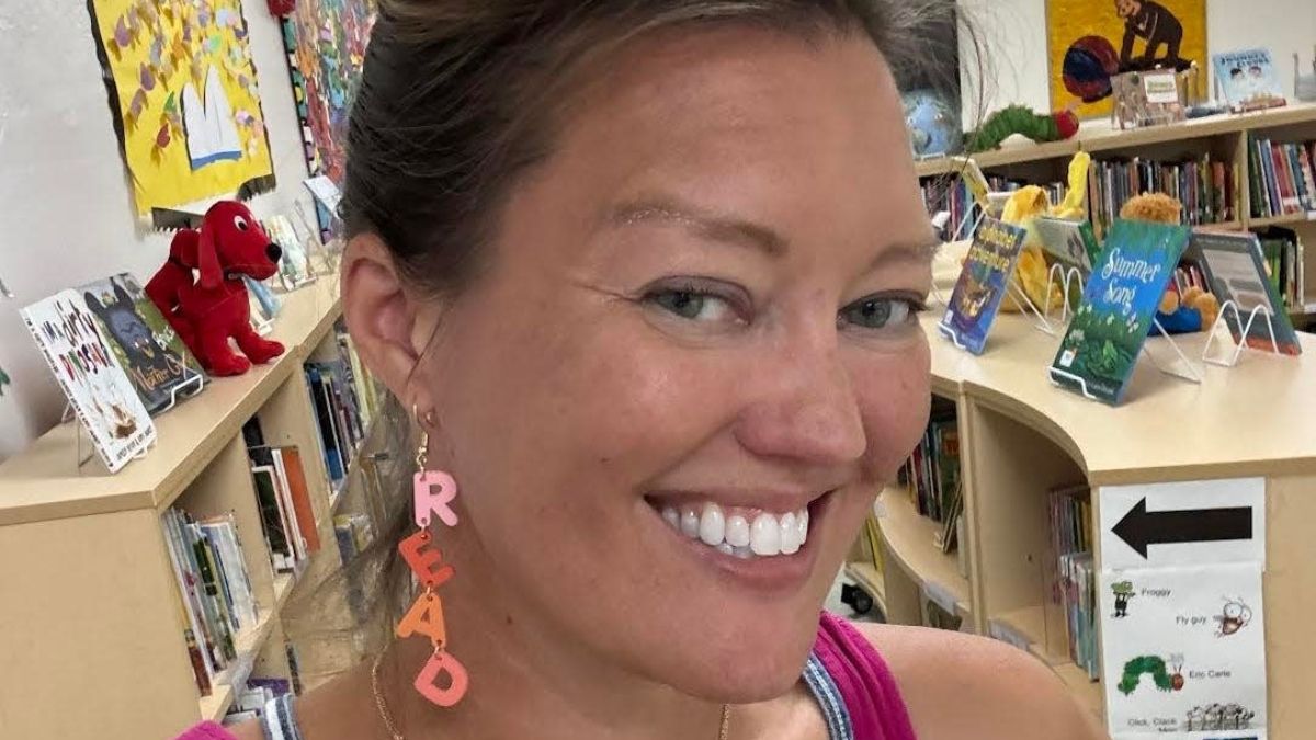 La madre más mayor de la clase de sus hijos, en el aula. Madre sonriendo