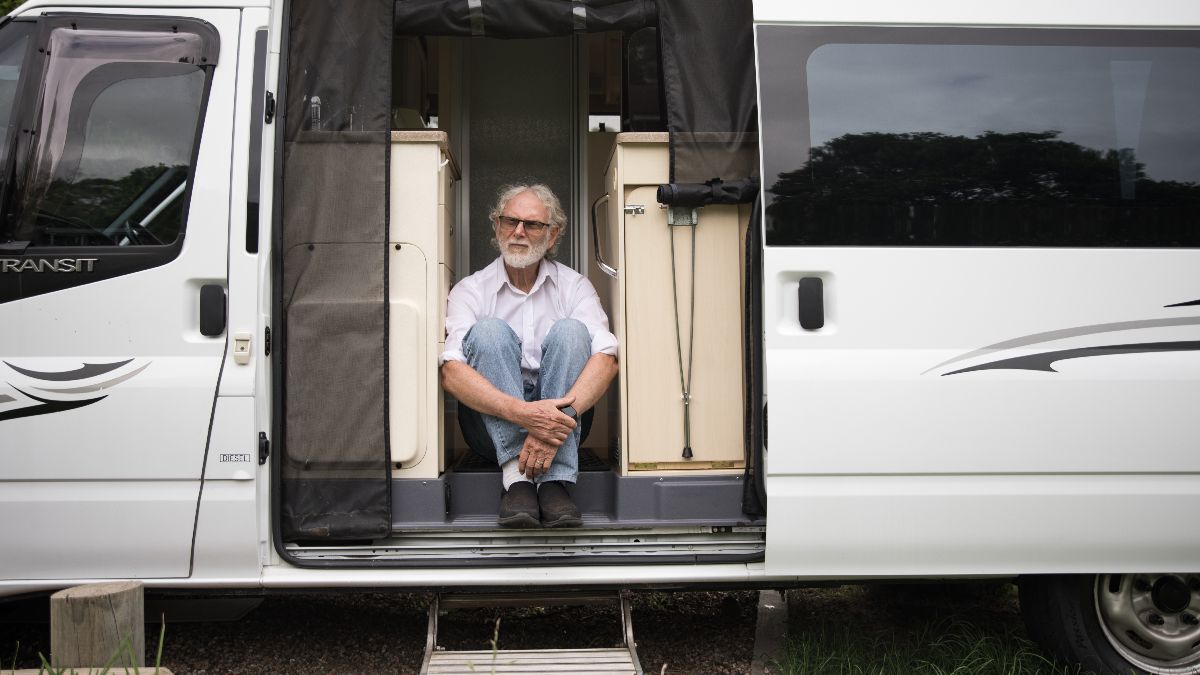Un hombre en una caravana Un hombre en una caravana