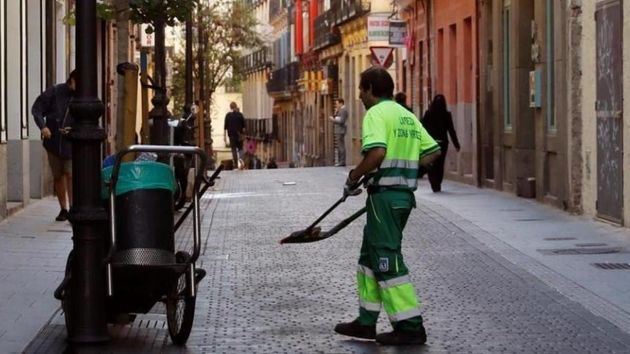 Un empleado de limpieza es despedido por “ineptitud” tras una angina y el juzgado lo declara improcedente: deberán readmitirlo o pagarle 14.000 euros