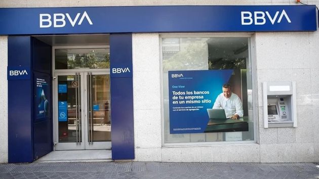 Una empleada de BBVA pasa más de 10 años en excedencias, es despedida y el SEPE le deniega el paro: la justicia le da la razón