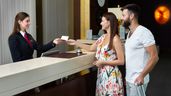 Pareja en la recepción de un hotel