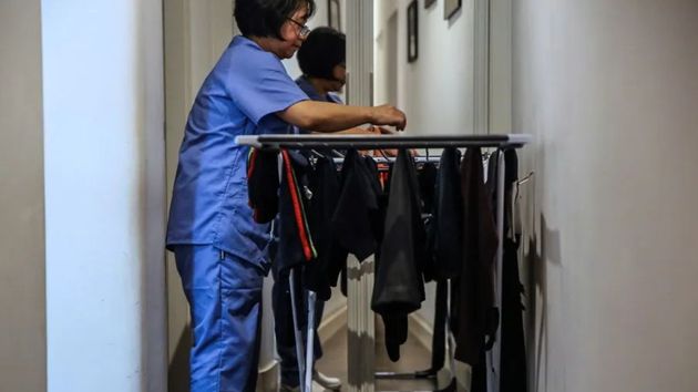 Una empleada del hogar durante su jornada