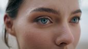 Una mujer con la mirada fija y borrosa
