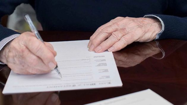 Renuncian a la herencia de su madre en favor de sus otros hermanos a cambio de unos bienes que nunca reciben y la justicia lo rechaza