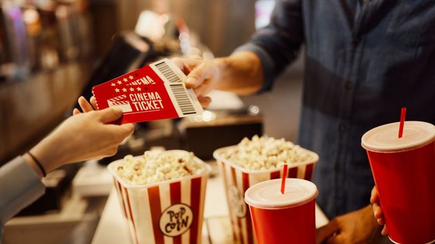 Entradas de cine junto a palomitas