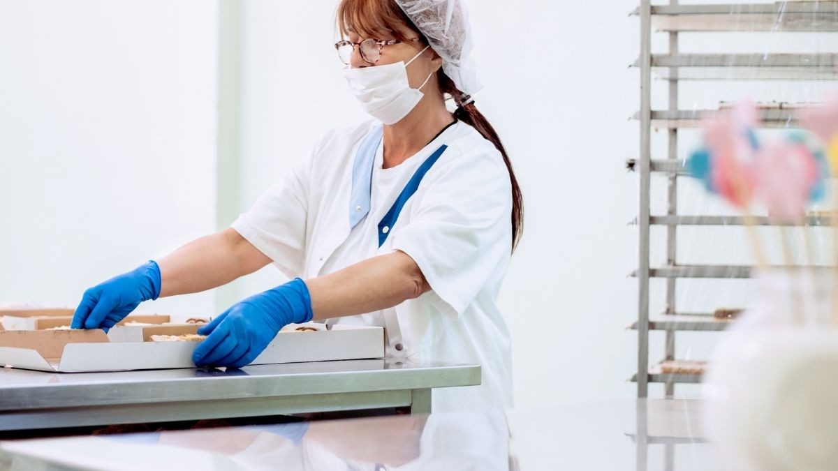 Granada abre una bolsa de empleo para manipuladores de alimentos, mozos, limpiadoras y mantenimiento