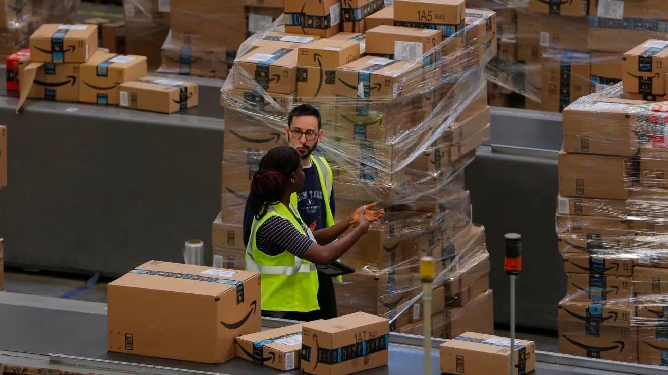 Amazon busca mozos de almacén en Madrid: estos son los empleos ofertados