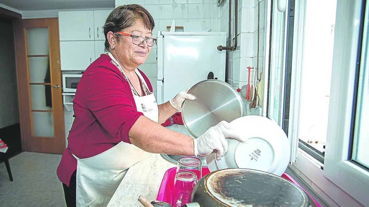 El dinero que debe cobrar por hora una empleada del hogar tras la subida del Salario Mínimo Interprofesional