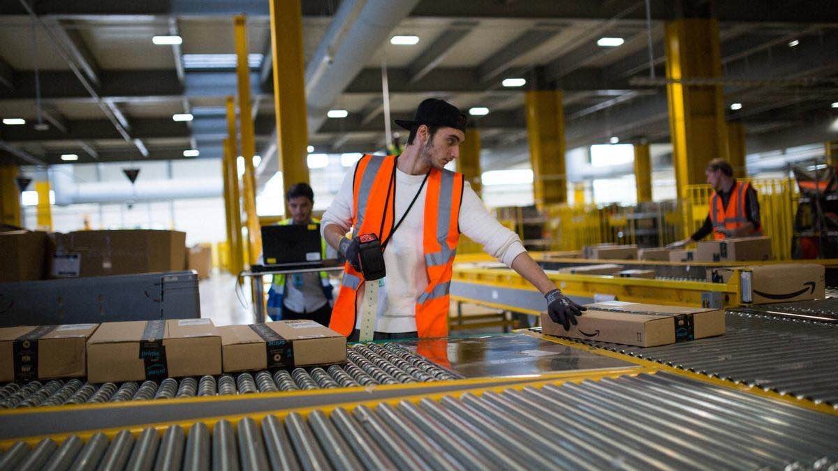 Contrato fijo y sueldo de hasta 1.581 euros: Amazon busca mozos de almacén y no pide experiencia