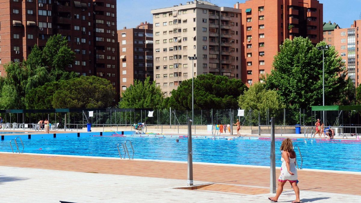 La comunidad puede prohibir a los vecinos morosos bañarse en la piscina este verano