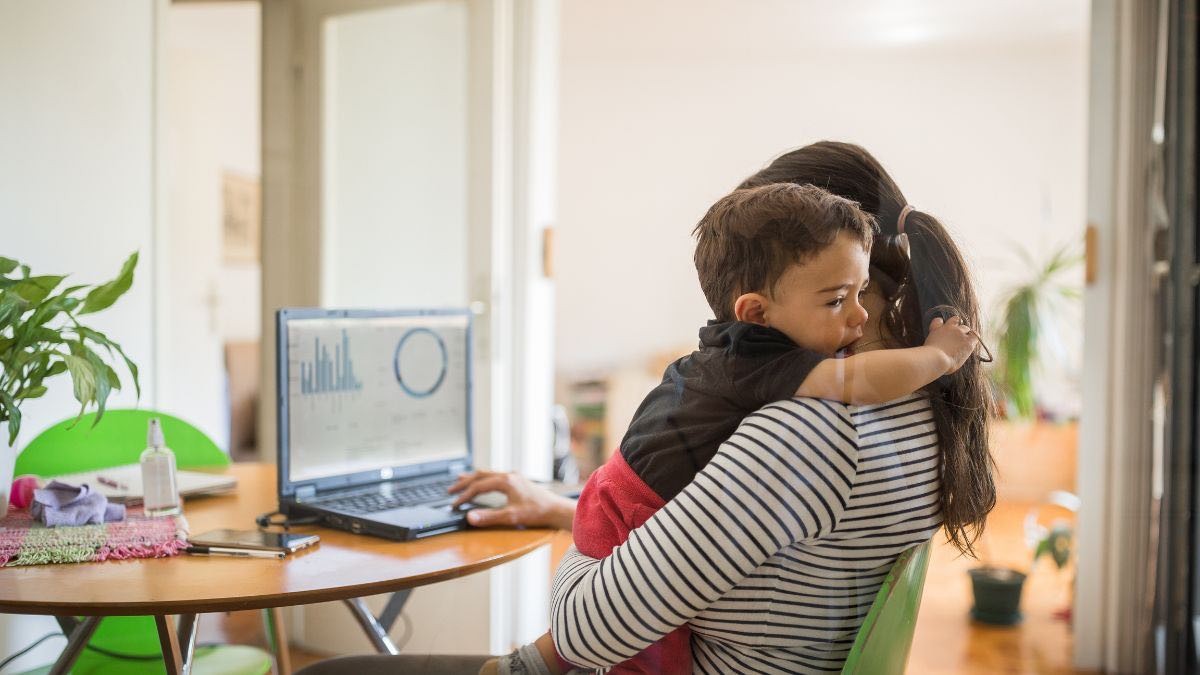 Nuevos límites a la reducción de jornada por conciliación Una madre trabajadora con su hijo