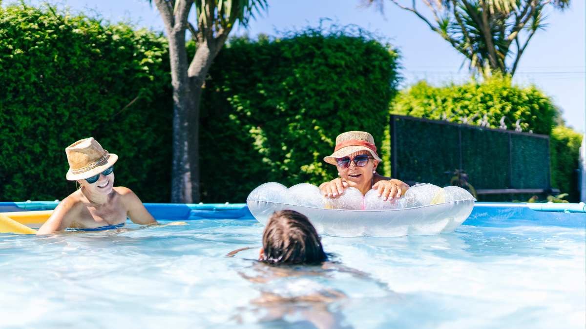 ¿Puede la comunidad de vecinos prohibirme usar la piscina cuando quiera? Esto dice la ley