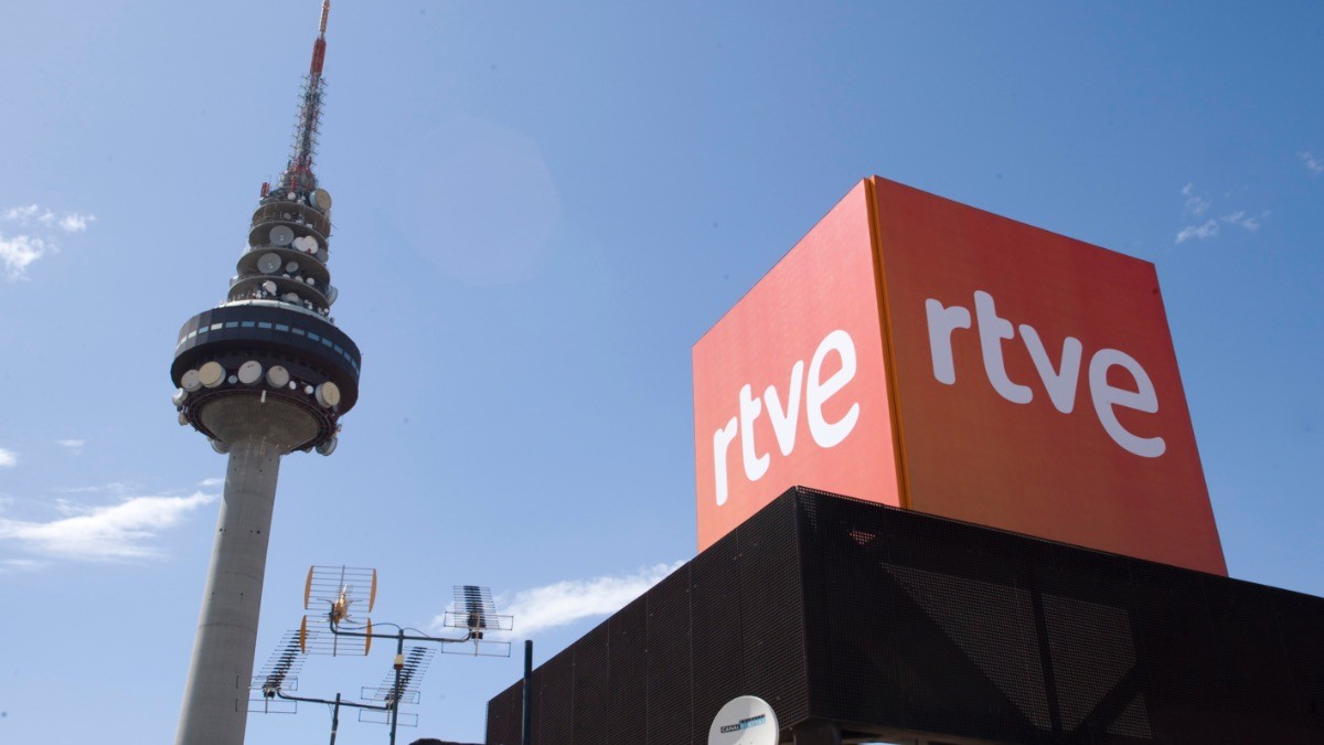 Edificio con logo de RTVE y pirulí