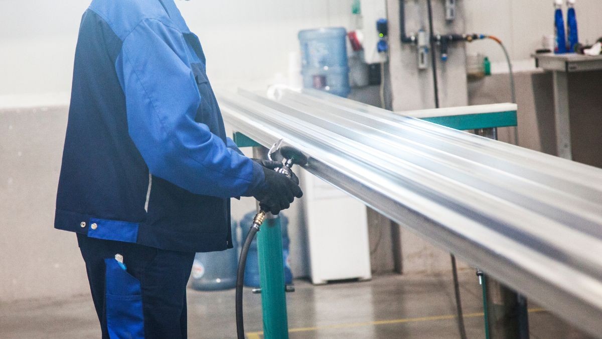 El material que es casi imposible de reciclar, se usa a diario y nadie sabe en qué contenedor va Un hombre trabaja con aluminio en una fábrica
