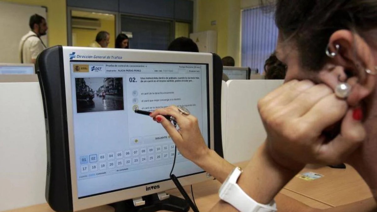 La DGT cambia los exámenes para sacar el permiso de conducir Joven haciendo examen teórico para el permiso de conducir