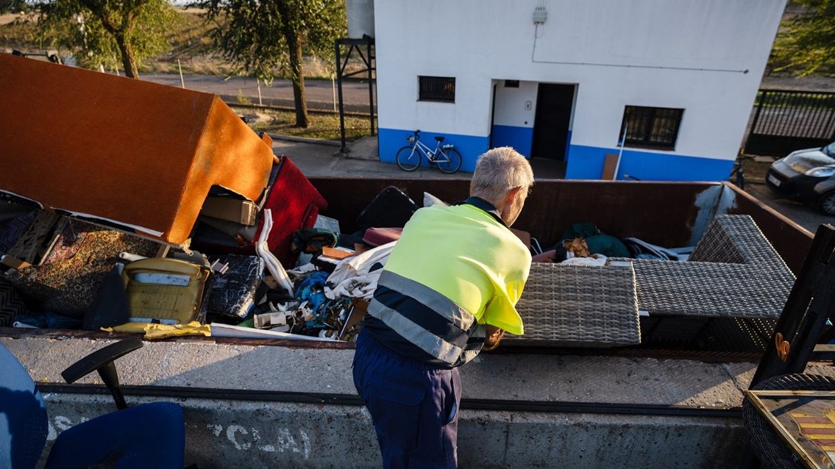 Un hombre encuentra más de 50.000 euros en la basura dentro de un televisor : "pensé que era dinero del Monopoly"