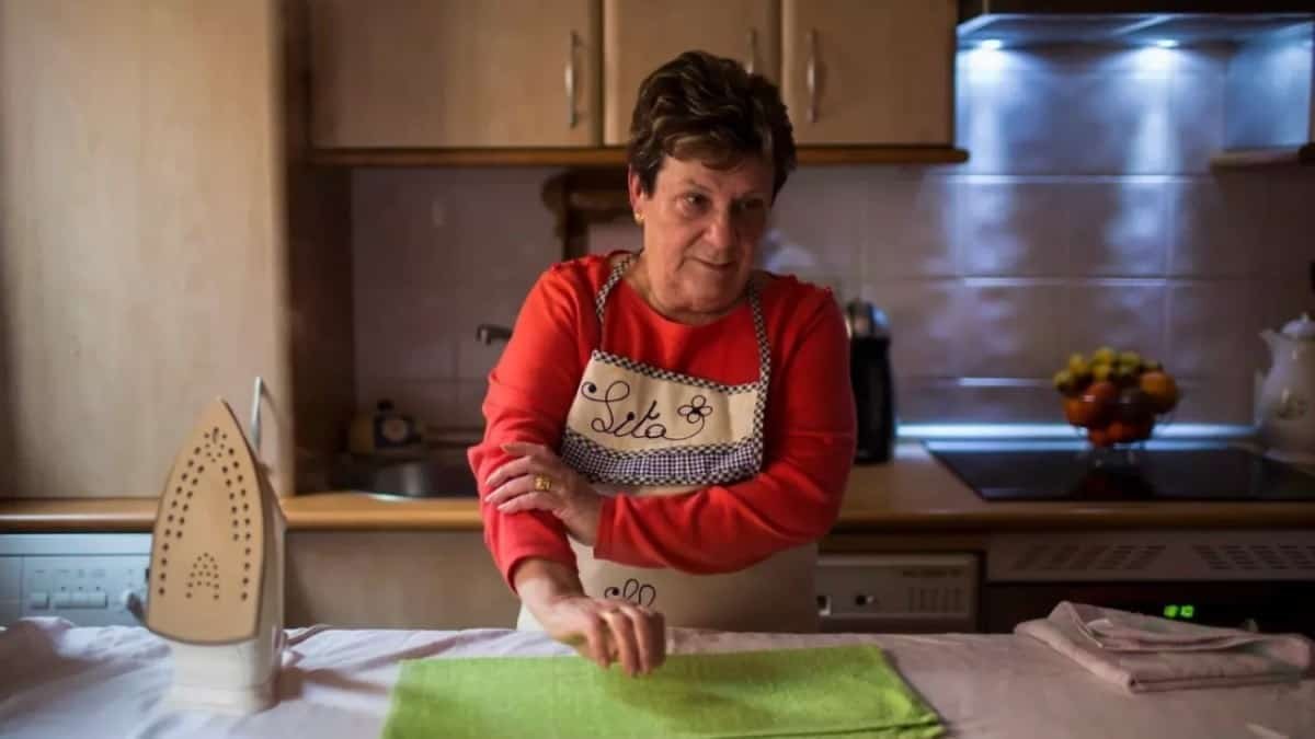 La nueva ayuda de casi 600 euros al mes durante 30 meses que pueden solicitar las personas que realicen labores domésticas