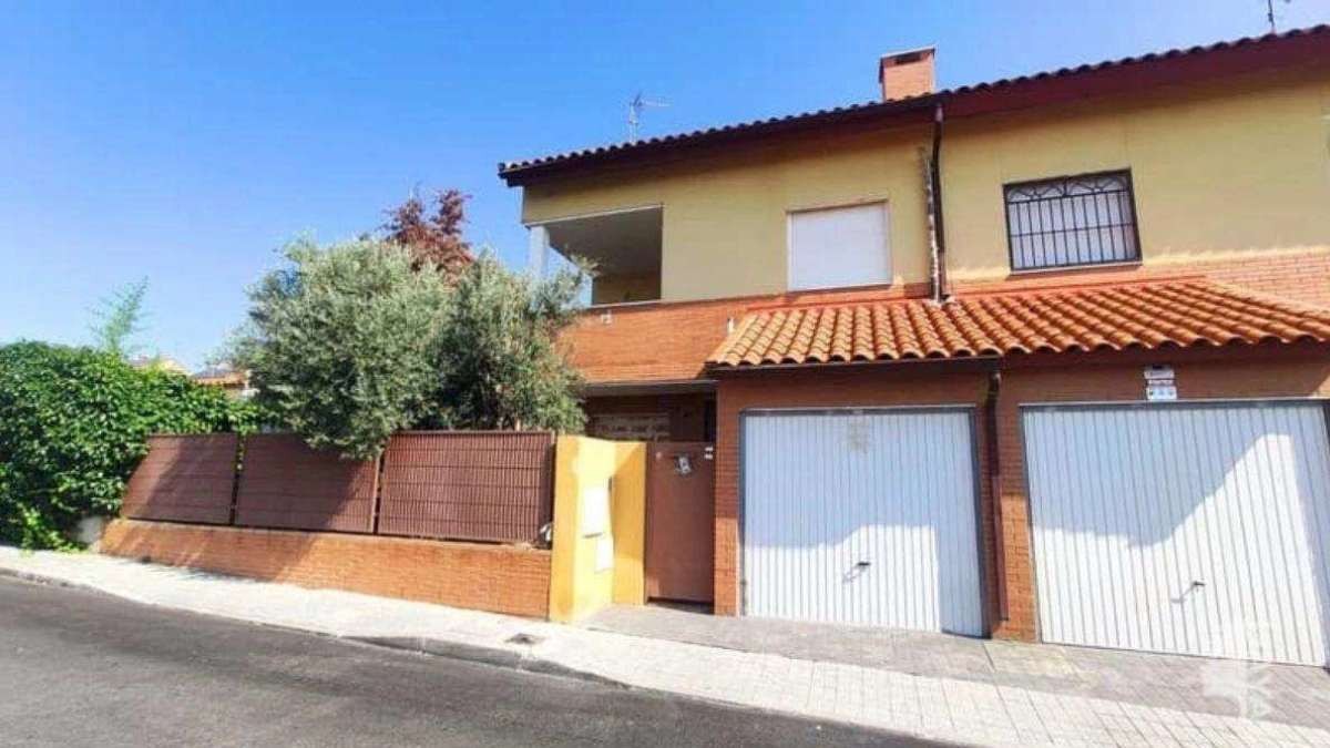CaixaBank necesita vender pisos y chalets y los pone rebajados: desde 25.000 euros los hay en buen estado con piscina y cocina amueblada