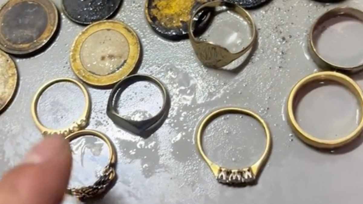 Un joven encuentra en tan solo unas horas 7 anillos de oro en una playa española con su detector de metales Anillos de oro encontrados en una playa española