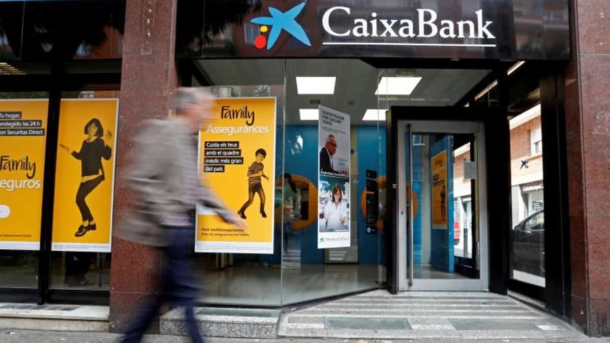 Un empleado que llevaba 30 años en Caixabank es despedido por facilitar operaciones irregulares y la justicia lo declara improcedente con 272.158 euros de indemnización