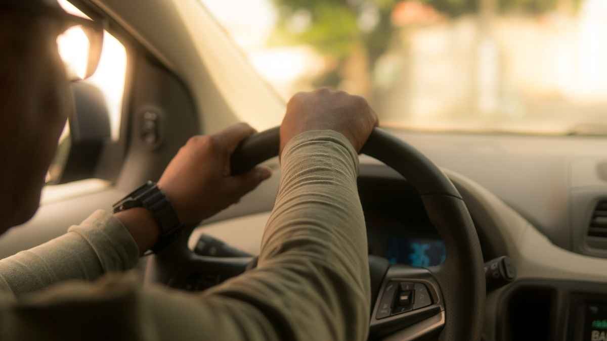 Hombre conduce un coche hombre conduciendo
