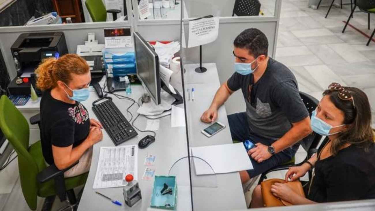 Los funcionarios interinos exigen contratos fijos para no acabar como desempleados