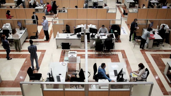 ¿Cuándo se convertirán los interinos en funcionarios fijos y qué deberán hacer para conseguirlo?